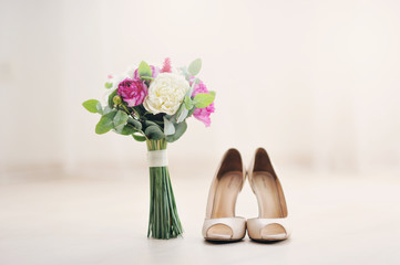 Туфли невесты и букет