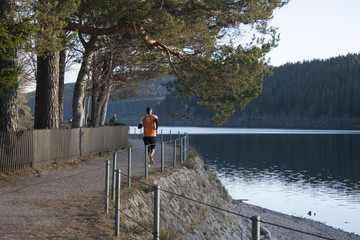 Mann joggen Natur See
