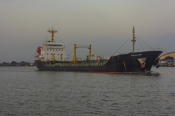 Obraz premium Container ship sailing into port 