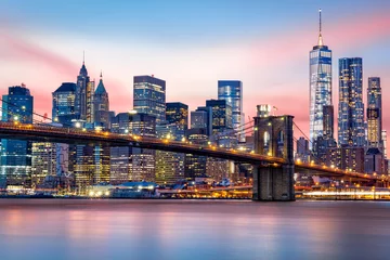 Foto op Plexiglas Manhattan Brooklyn Bridge bij en de skyline van Lower Manhattan onder een paarse zonsondergang