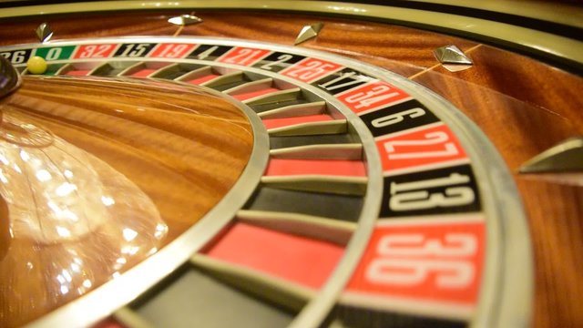 roulette wheel spinning clockwise rotation details 