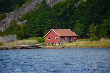 Fototapeta premium Schwedisches Haus am See