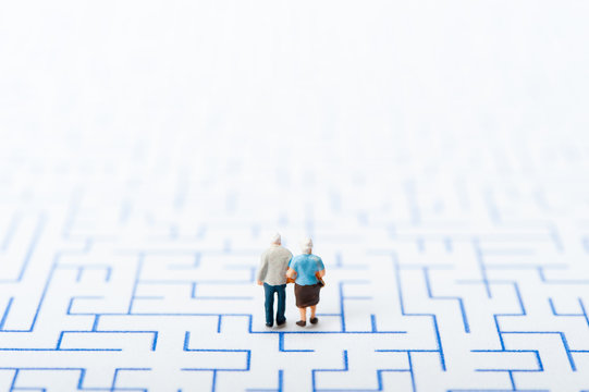 迷路を歩くお年寄りの夫婦