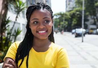 Schöne Afrikanerin im gelben Shirt schaut zur Seite
