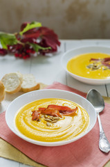 Cream soup with pumpkin, bacon and pumpkin seeds