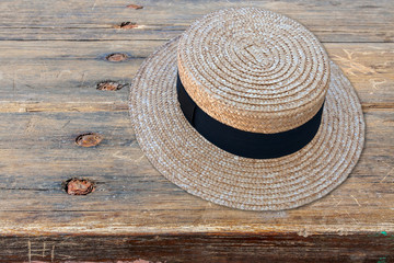 Fototapeta na wymiar chapeau de paille sur table ancienne 