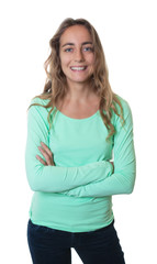 Fototapeta premium Lachende blonde Frau mit blauen Augen und verschränkten Armen