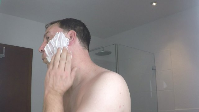 Mann rasiert sich das Gesicht