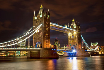 Obraz premium The famous Tower Bridge in London at night