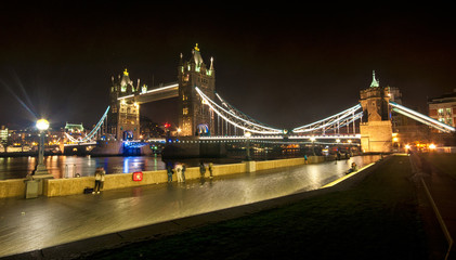 Fototapeta na wymiar The famous Tower Bridge in London at night