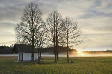 Fototapeta premium kleine Kapelle in abendlicher Landschafts-Idylle