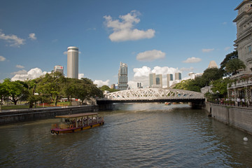 Fototapeta premium Singapore-December 2015.Singapore River and cavenagh Bridge in S