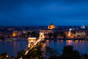 Fototapeta na wymiar Budapest, Kettenbrücke bei Nacht 