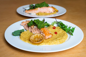 Grilled salmon with fresh salad leaf and lemon