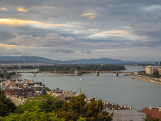 Fototapeta na wymiar Blick auf die Donau durch Budapest
