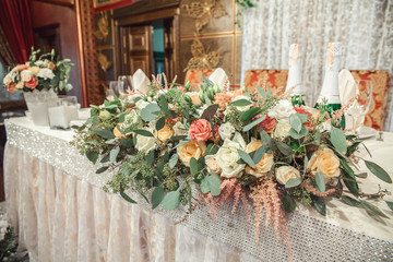 Fototapeta na wymiar Beautiful flowers on table in wedding day