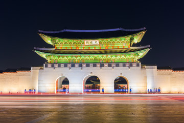 Obraz premium Gyeongbokgung palace at night in Seoul, South Korea.
