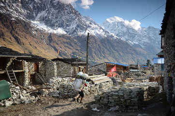 Dorp op de Manaslu-trektocht in de Himalaya