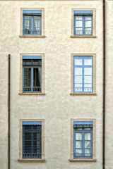 Fototapeta na wymiar mur de fenêtre avec trompe l'oeil