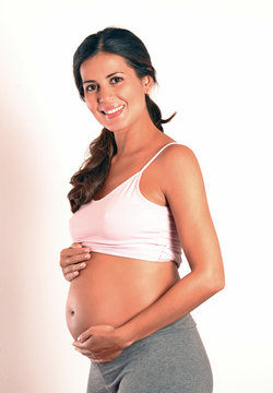 Retrato de una mujer latina embarazada, mira mi barriga.