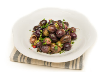 Olive condite con olio, prezzemolo e peperoncino