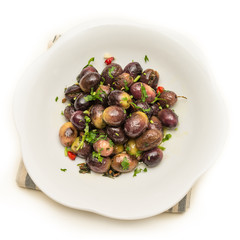 Olive condite con olio, prezzemolo e peperoncino