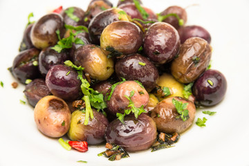 Olive condite con olio, prezzemolo e peperoncino