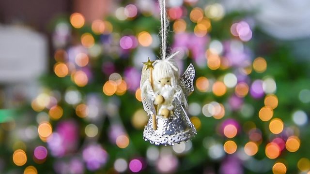 Weihnachten silberner Engel vor Weihnachtsbaum