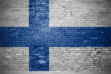 Ziegelsteinmauer mit Flagge Finnland