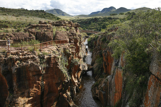 Canyon i Sydafrika djup med berg och vatten i botten buskar på sidorna