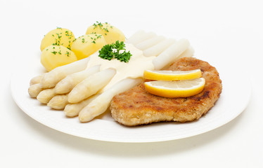 Frischer Spargel mit Schnitzel, Salzkartoffeln und Sauce Holland