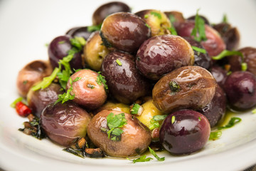 Olive condite con olio, prezzemolo e peperoncino