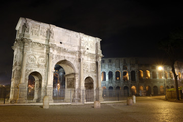 Arco di Costantino e Colosseo in notturna a Roma 