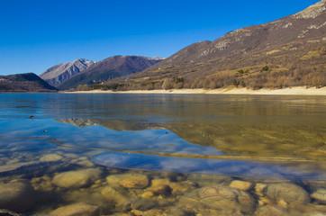Fototapeta premium Lago ghiacciato in Abruzzo