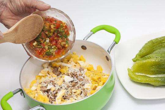 Elaboraci&oacute;n de la Mezcla para Rellenar Pepinos