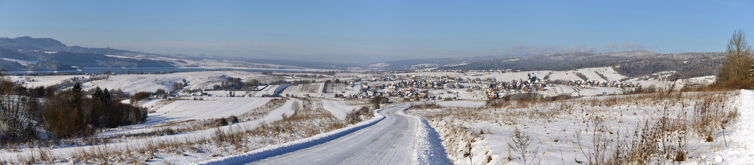 Fototapeta na wymiar Wieś Kluszkowce zimą - widok od strony Czorsztyna