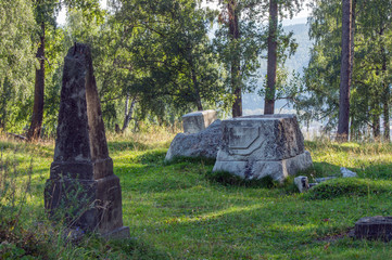 Старинные разбитые надгробия.
