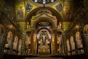 Fototapeta na wymiar Saint Louis Basilica Main Altar - Saint Louis, MO 