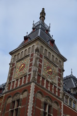Obraz premium Reloj torre estación Central de trenes Amsterdam