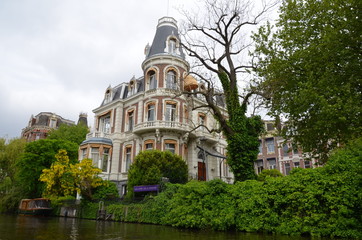 Mansión siglo XVII, Amsterdam, junto al canal, con embarcacion amarrada a su muelle privado