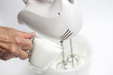 Agregando azúcar a la claras a la nieve