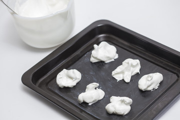 Suspiros crudos en lata para hornear