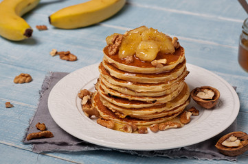 Pancakes with caramelized banana, nuts and honey