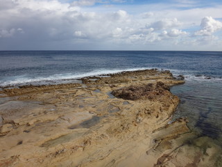 Каменистый изрезанный морской берег