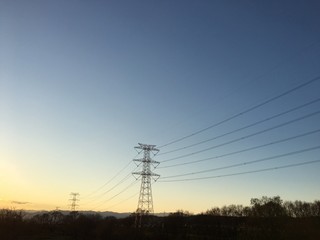 Fototapeta premium 夕暮れの送電線