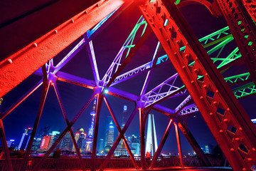 Naklejka premium Shanghai skyscrapers across Garden Bridge at night, China