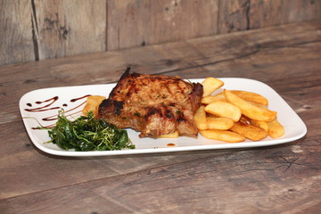 Schweinesteak mit Pommes und Salat