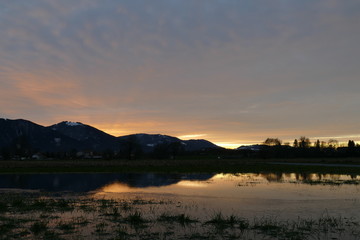 Sonnenuntergang nahe den Alpen