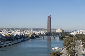 Obraz premium El río Guadalquivir pasando por la ciudad de Sevilla, Andalucía
