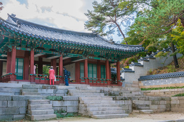 Obraz premium Beautiful and Old Architecture in Changdeokgung Palace in Seoul